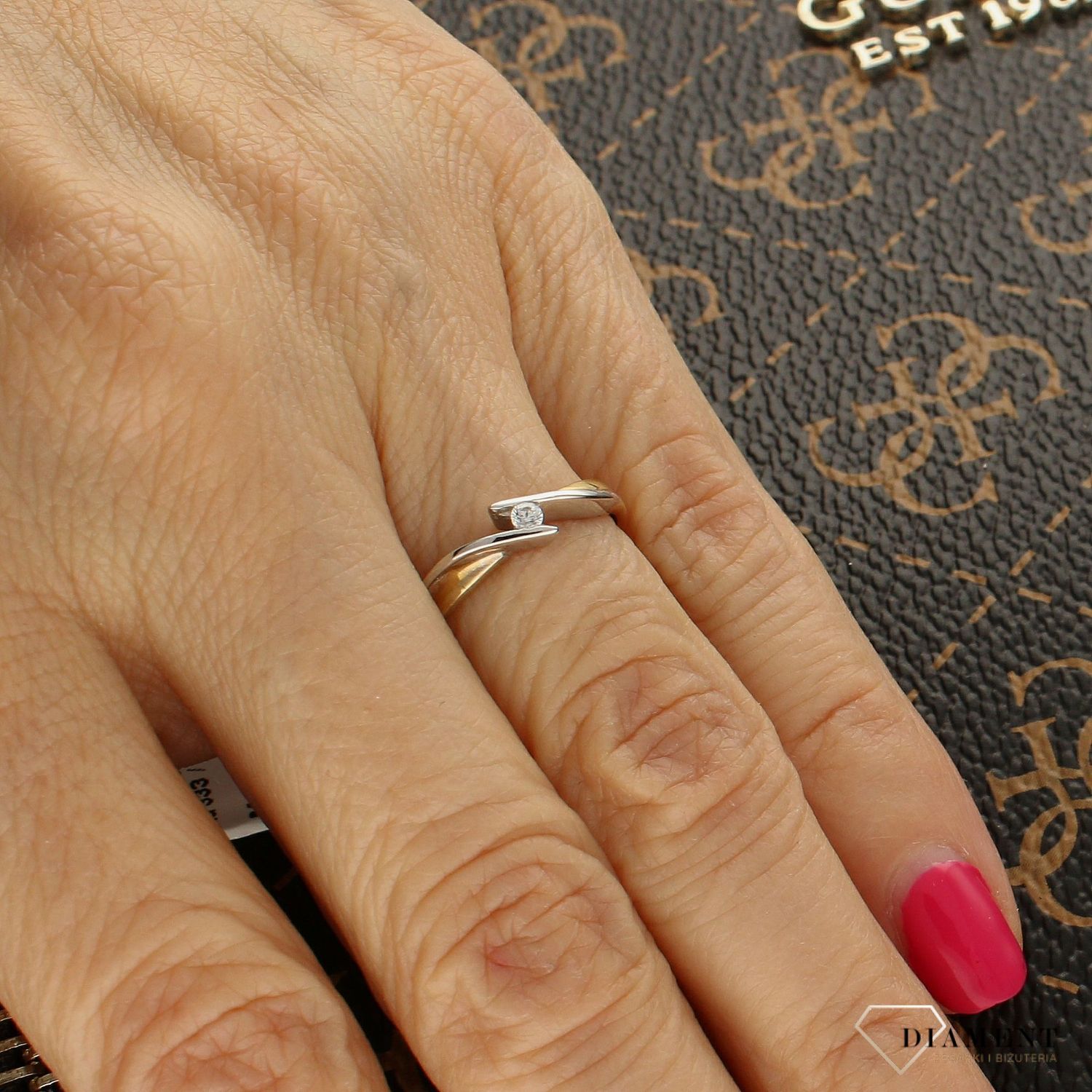 Złoty pierścionek z białym złotem i cyrkonią rozmiar 10 PI 1989. Eleganckie połączenie białego z żółtym złotem oraz białą cyrkonią.1.jpg